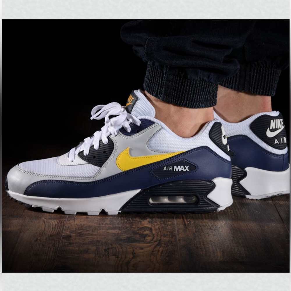 NIKE AIR MAX 90 ESSENTIAL MICHIGAN Sz 12